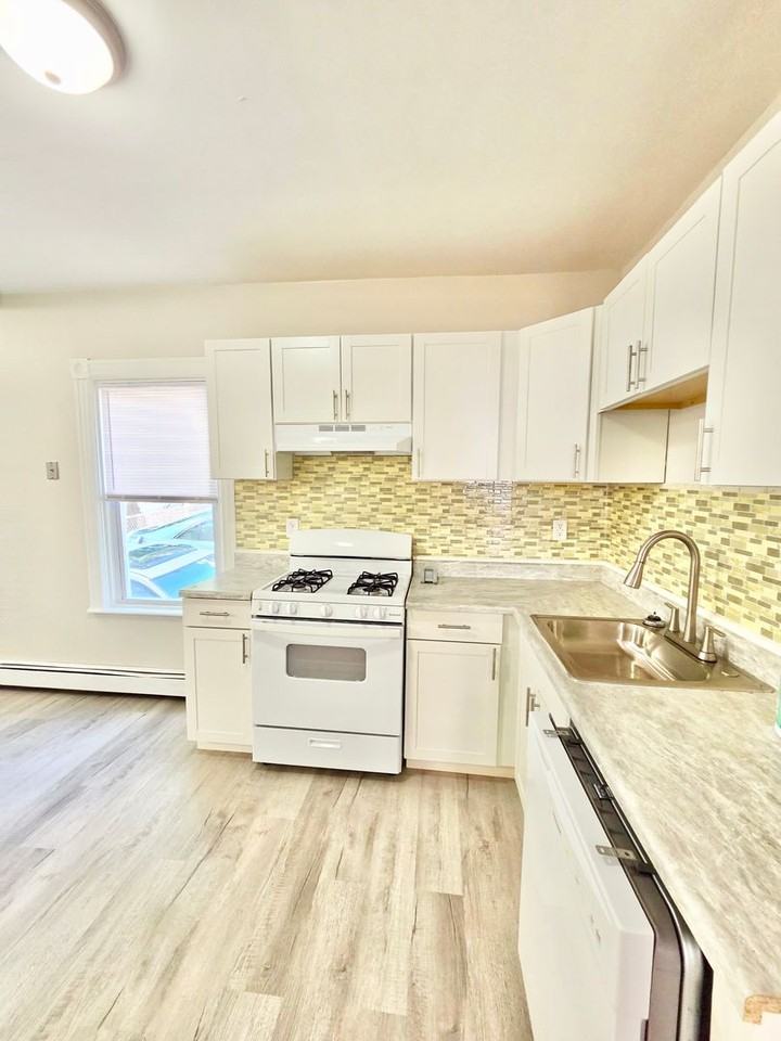 53 Sisson St - Photo 2 of 22