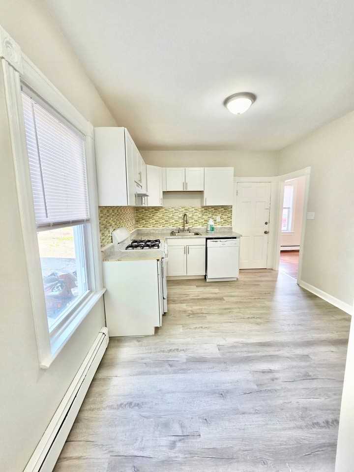 53 Sisson St - Photo 4 of 22