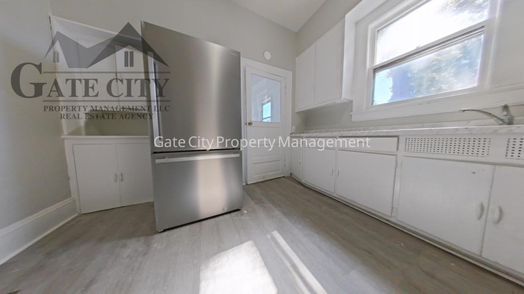 1006 Holton Pl Apt A - Photo 2 of 10