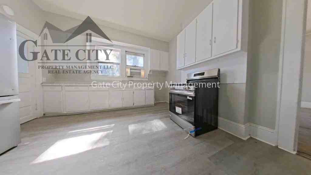 1006 Holton Pl Apt A - Photo 3 of 10