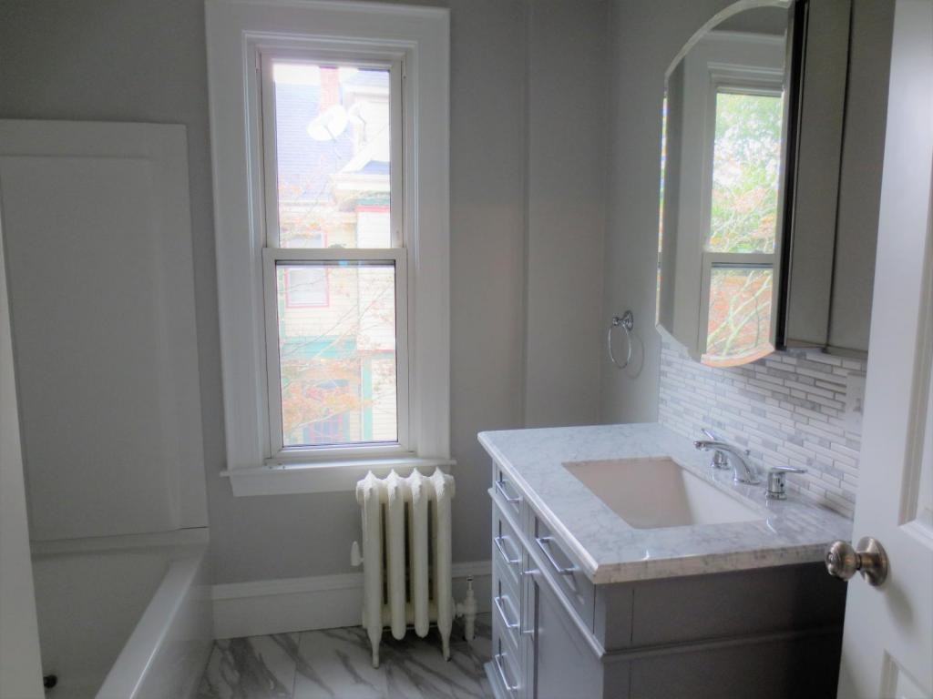 678 Hanover St - Photo 4 of 10