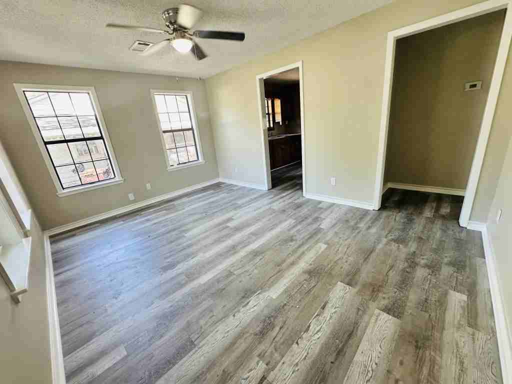 1027 Jefferson St - Photo 2 of 4