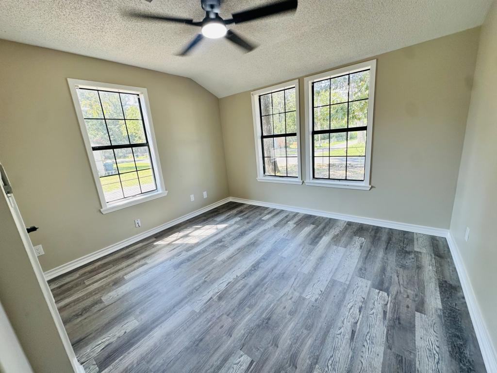 1027 Jefferson St - Photo 3 of 4