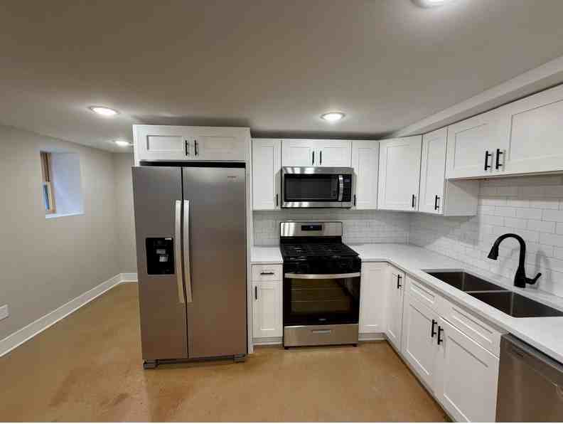 407 E 8th St #A - Photo 4 of 18