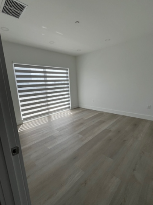 816 84th St #4 - Photo 3 of 13