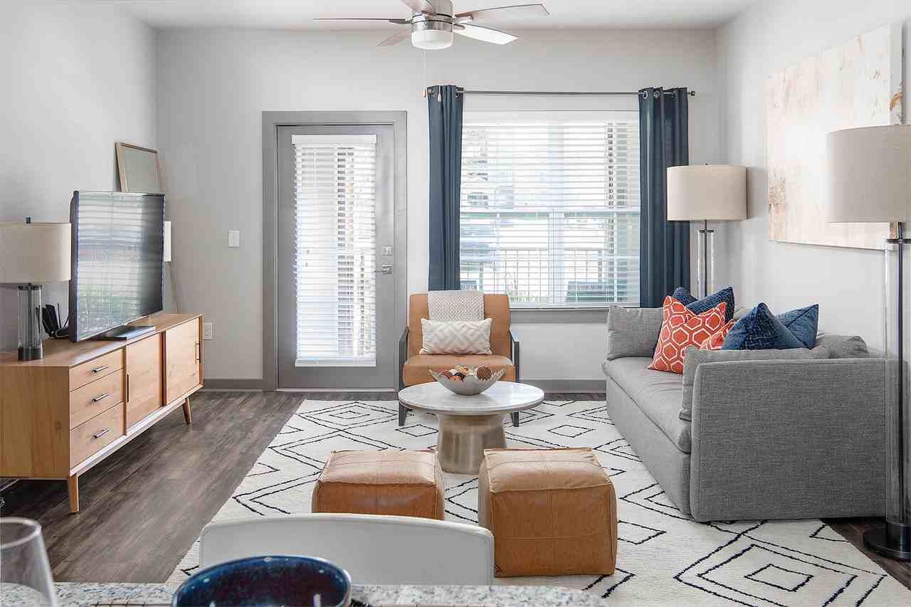 One White Oak Apartments - Photo 6 of 50