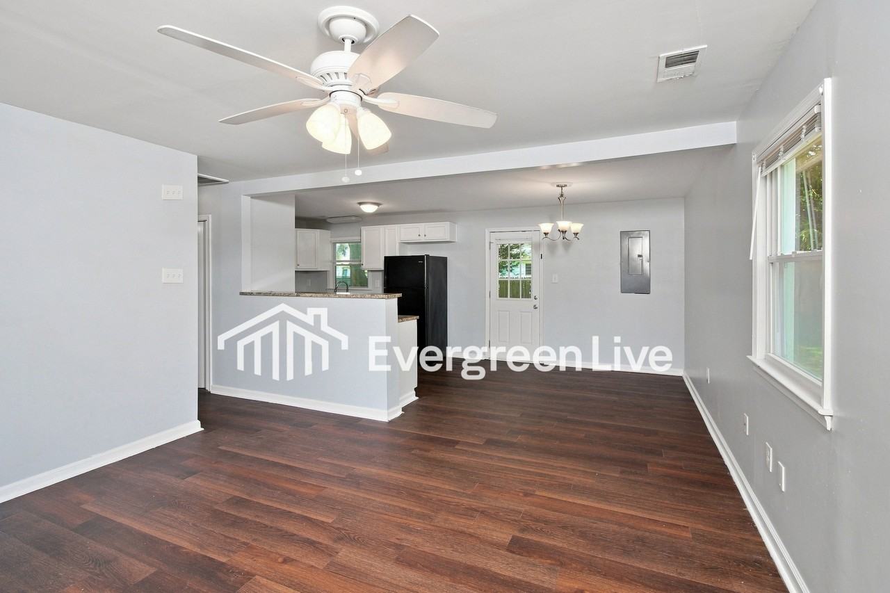 1903 Andrews Blvd - Photo 2 of 15