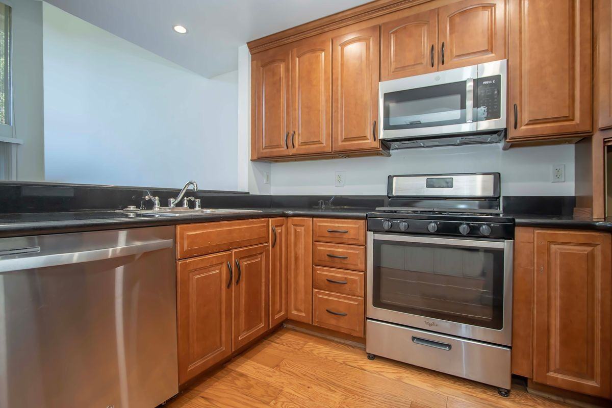 1253 Terra Nova Blvd - Photo 2 of 25