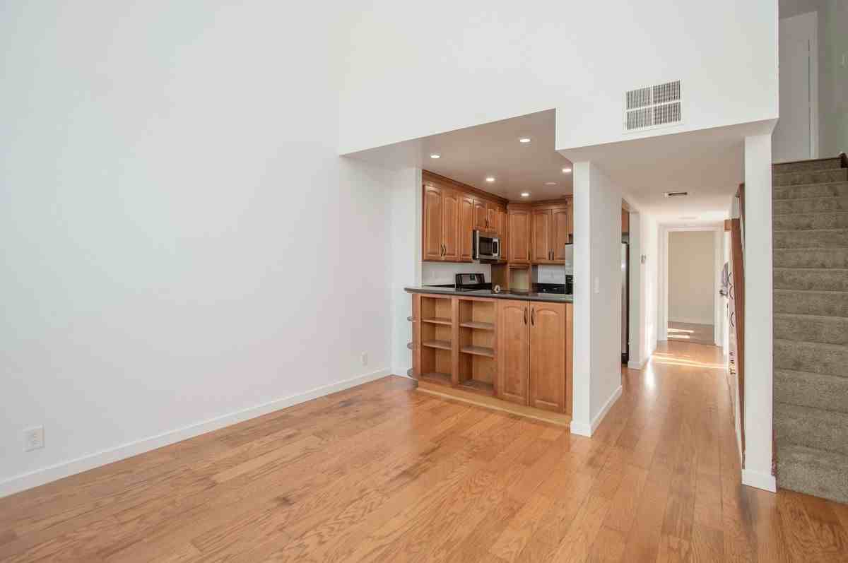 1253 Terra Nova Blvd - Photo 5 of 25