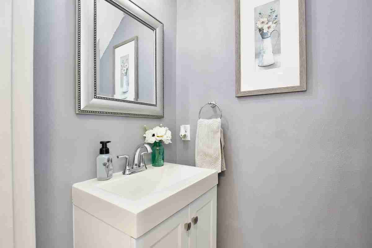 2115 Heathwood Cir - Photo 2 of 9
