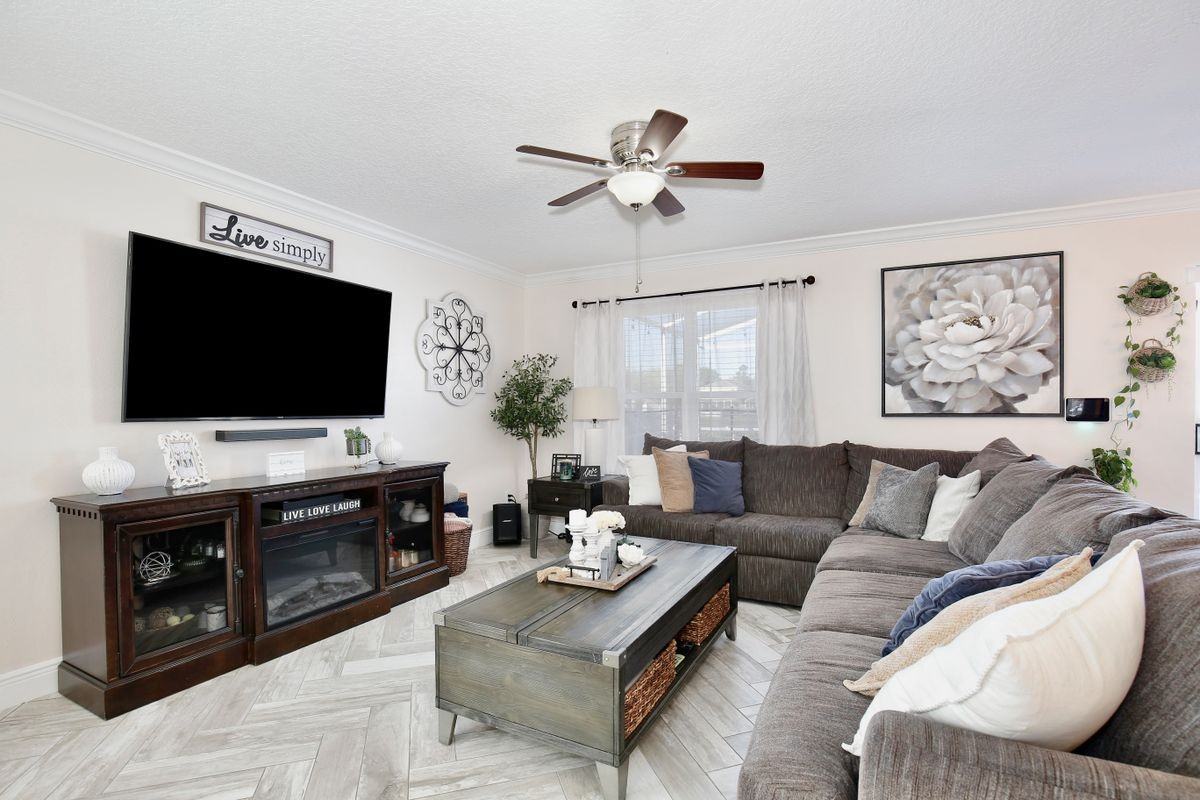 2115 Heathwood Cir - Photo 5 of 9