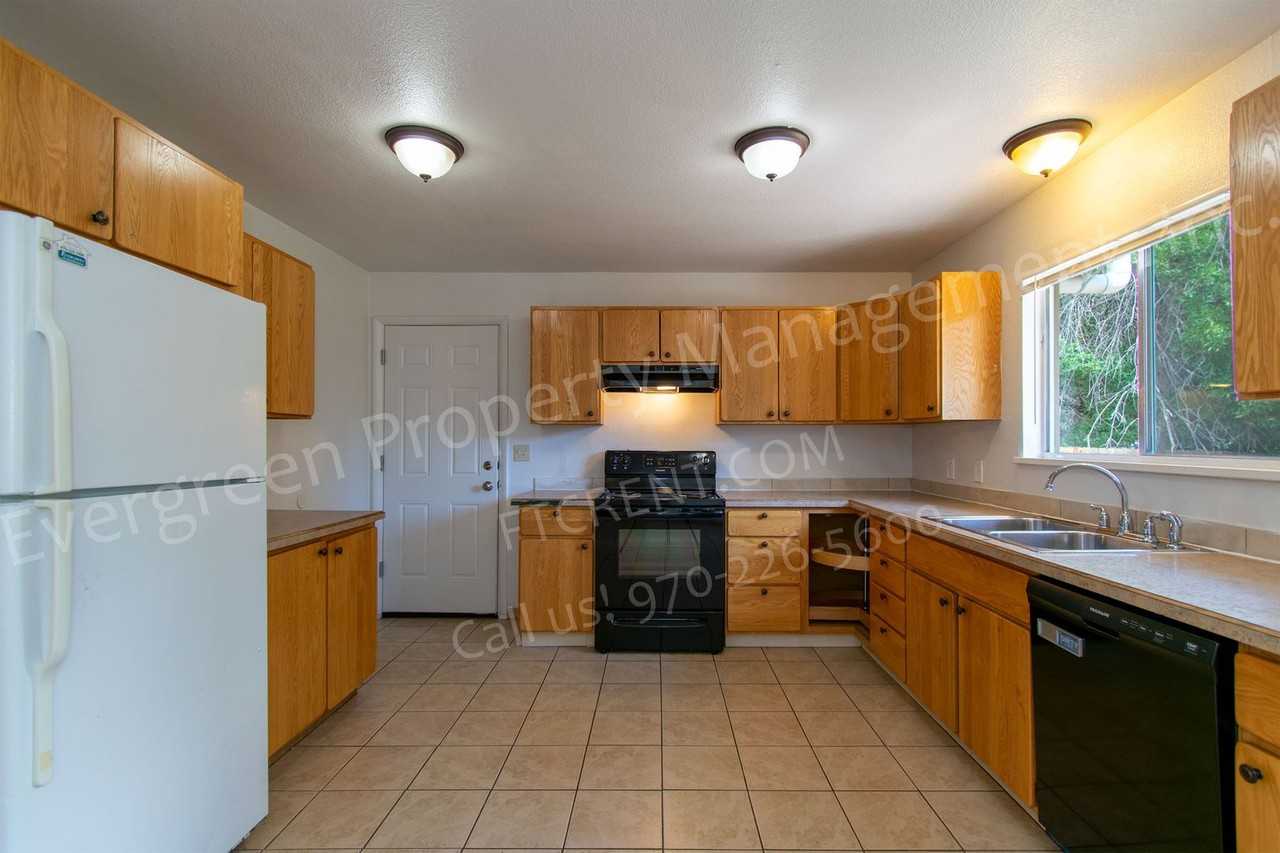 1228 Southridge Dr - Photo 3 of 50
