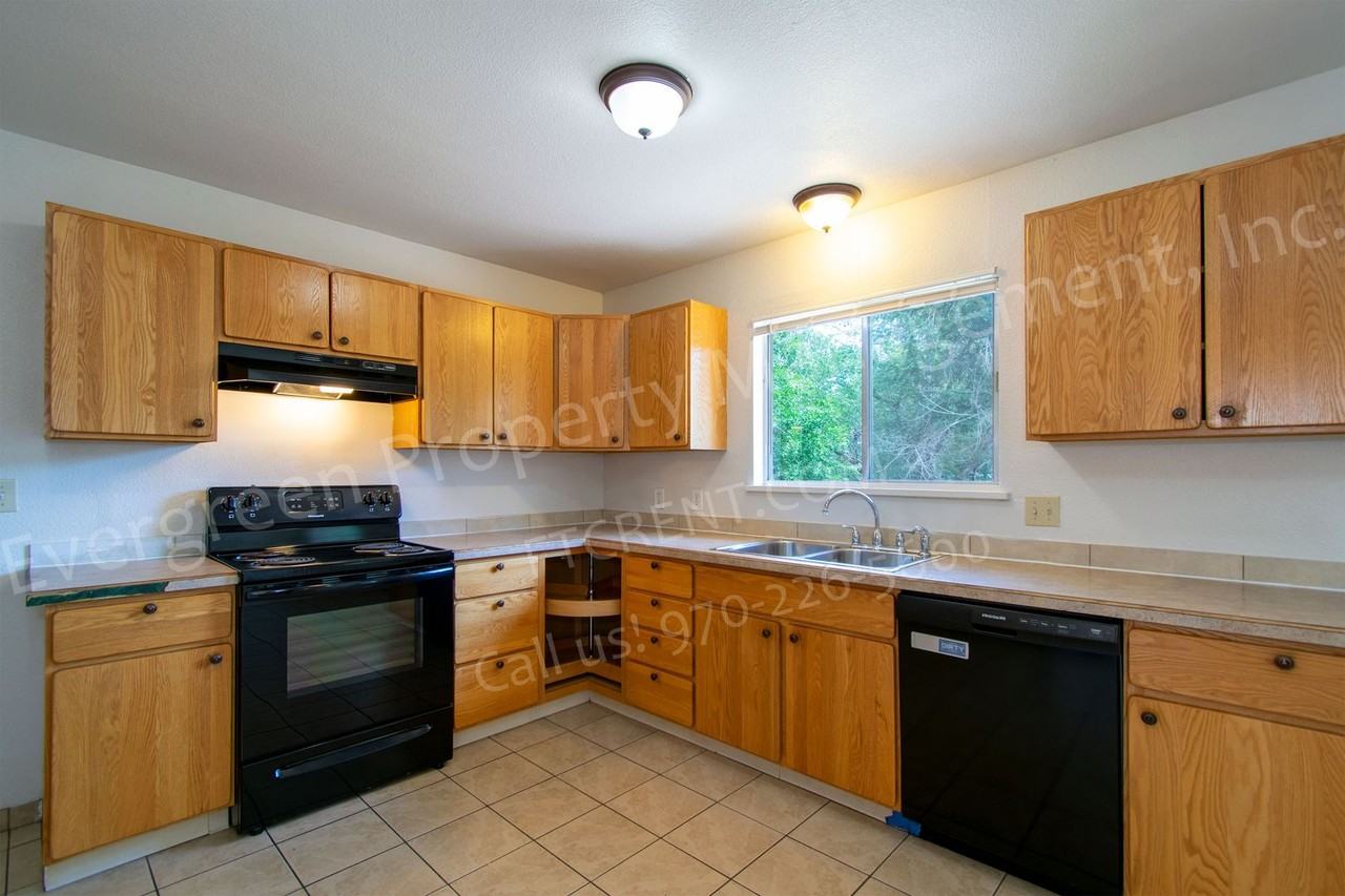1228 Southridge Dr - Photo 5 of 50
