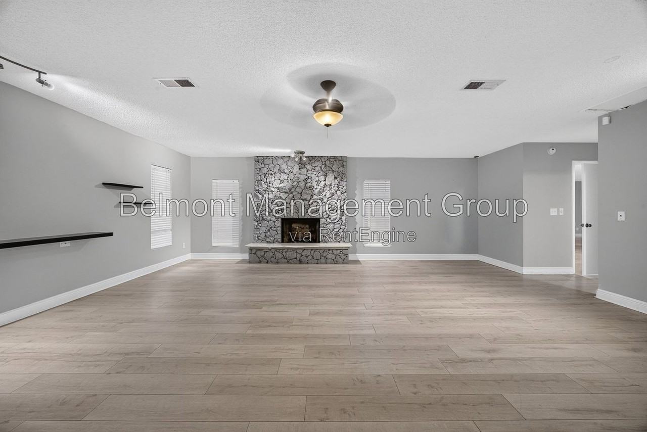 7606 Waunatta Ct - Photo 4 of 29