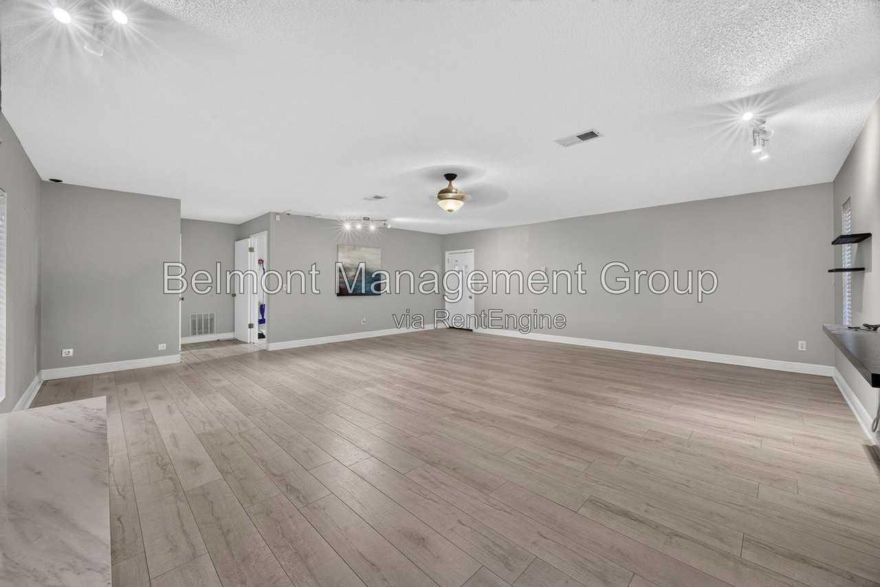 7606 Waunatta Ct - Photo 5 of 29