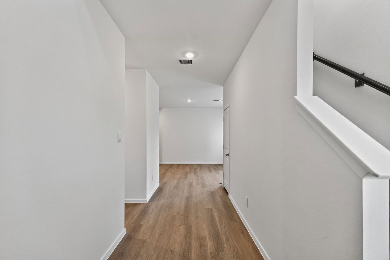 3033 Brizzo Beach Ln - Photo 4 of 28