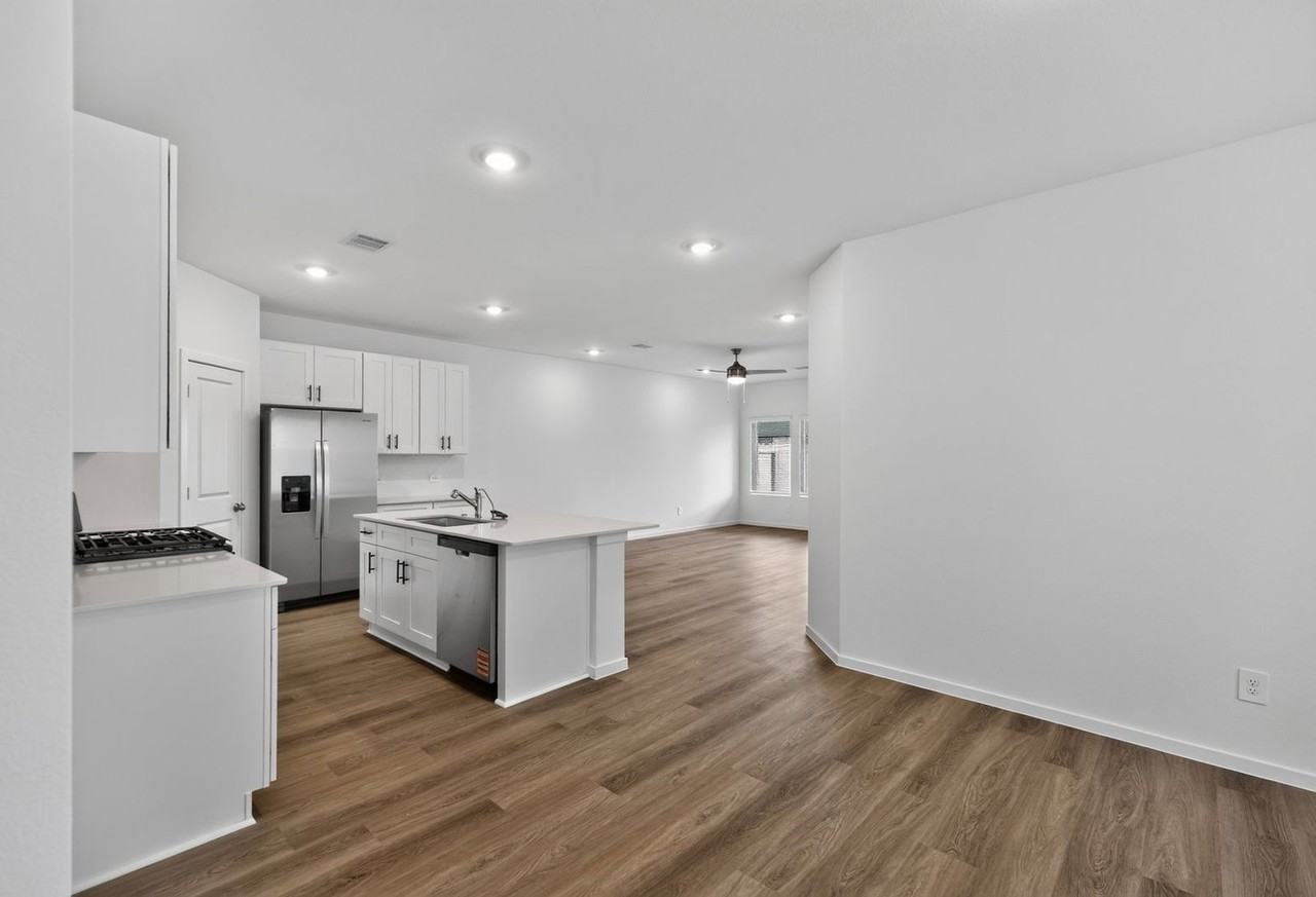 3033 Brizzo Beach Ln - Photo 5 of 28