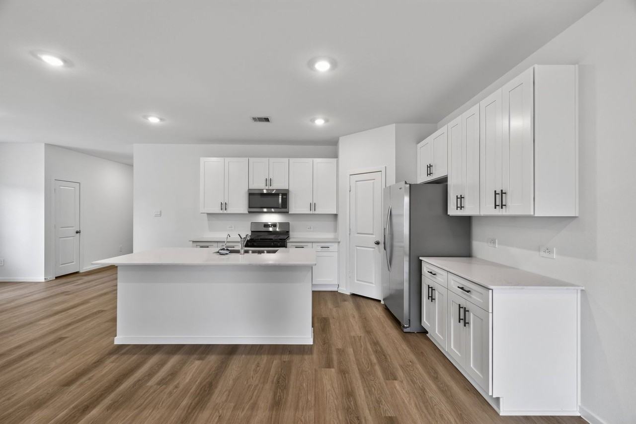 3033 Brizzo Beach Ln - Photo 7 of 28