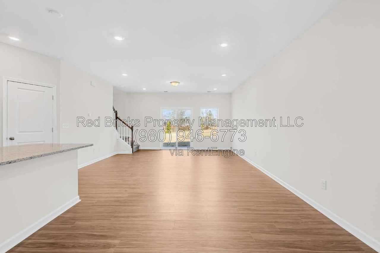 4053 Lawnview Dr - Photo 3 of 25