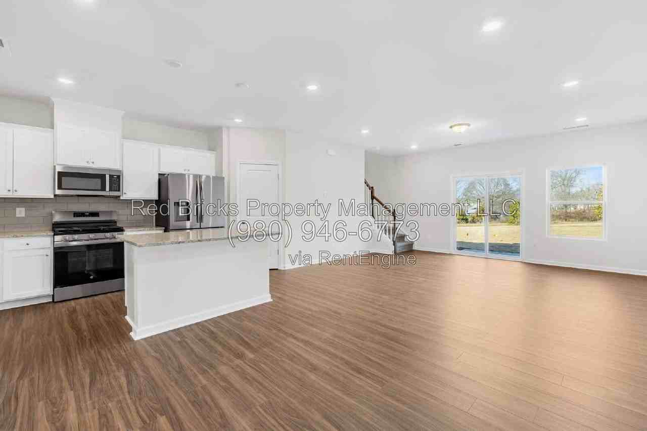 4053 Lawnview Dr - Photo 4 of 25