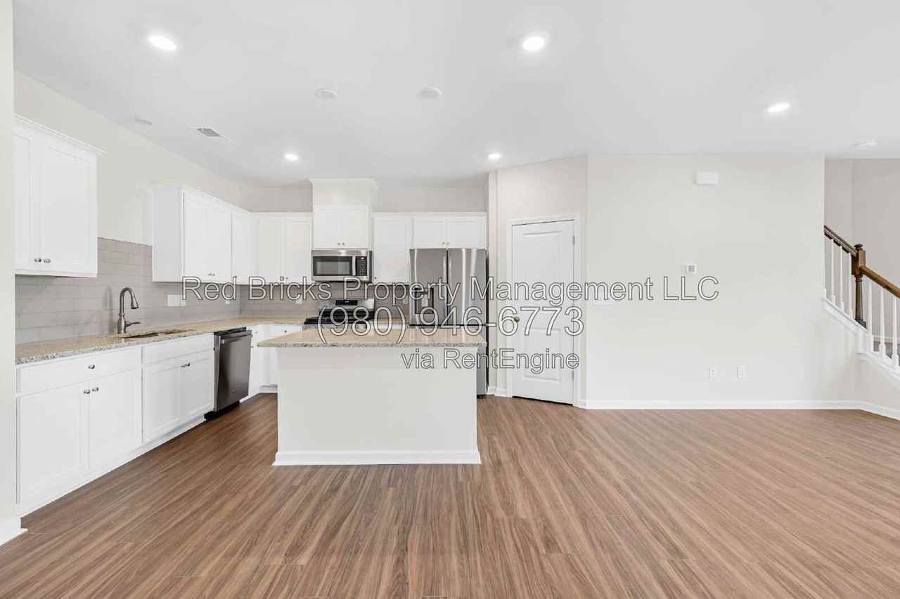 4053 Lawnview Dr - Photo 5 of 25