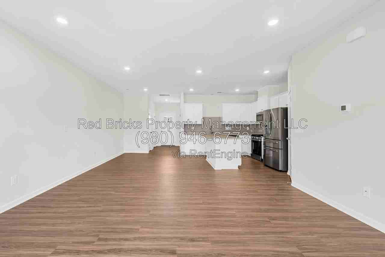 4053 Lawnview Dr - Photo 7 of 25