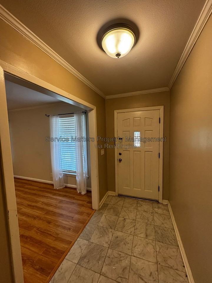 1401 E 34th St - Photo 3 of 33