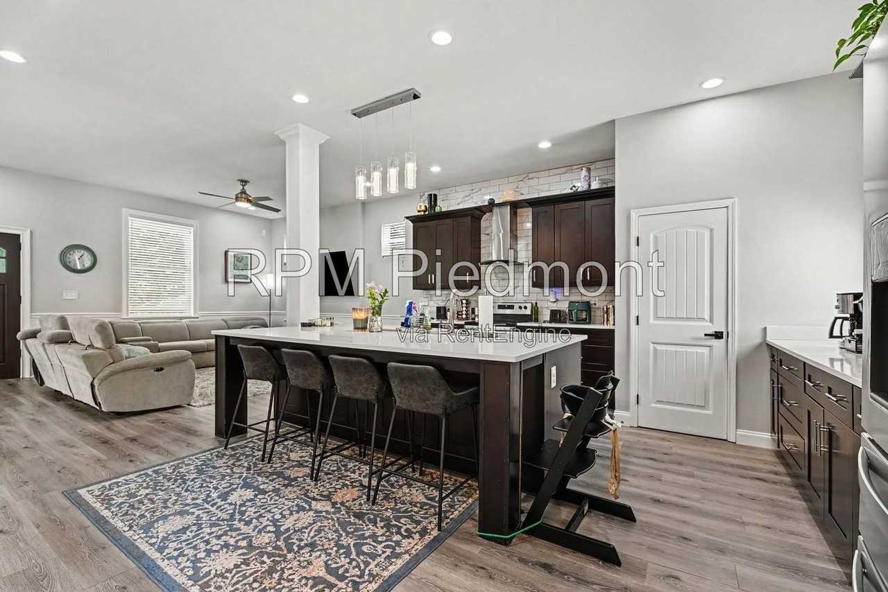 1356 Chambers Ave - Photo 3 of 34