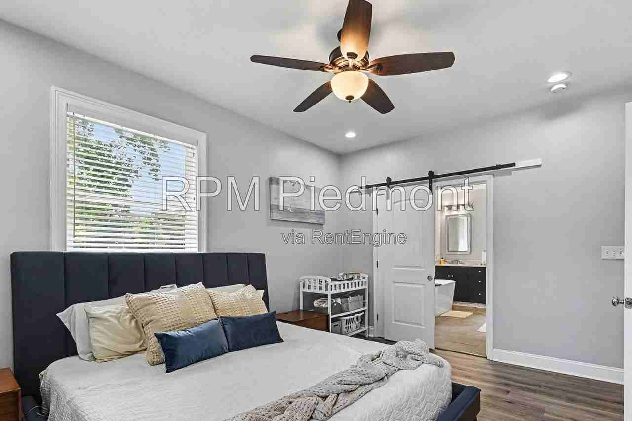 1356 Chambers Ave - Photo 4 of 34