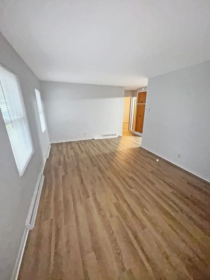 2715 S Burdick St - Photo 3 of 8