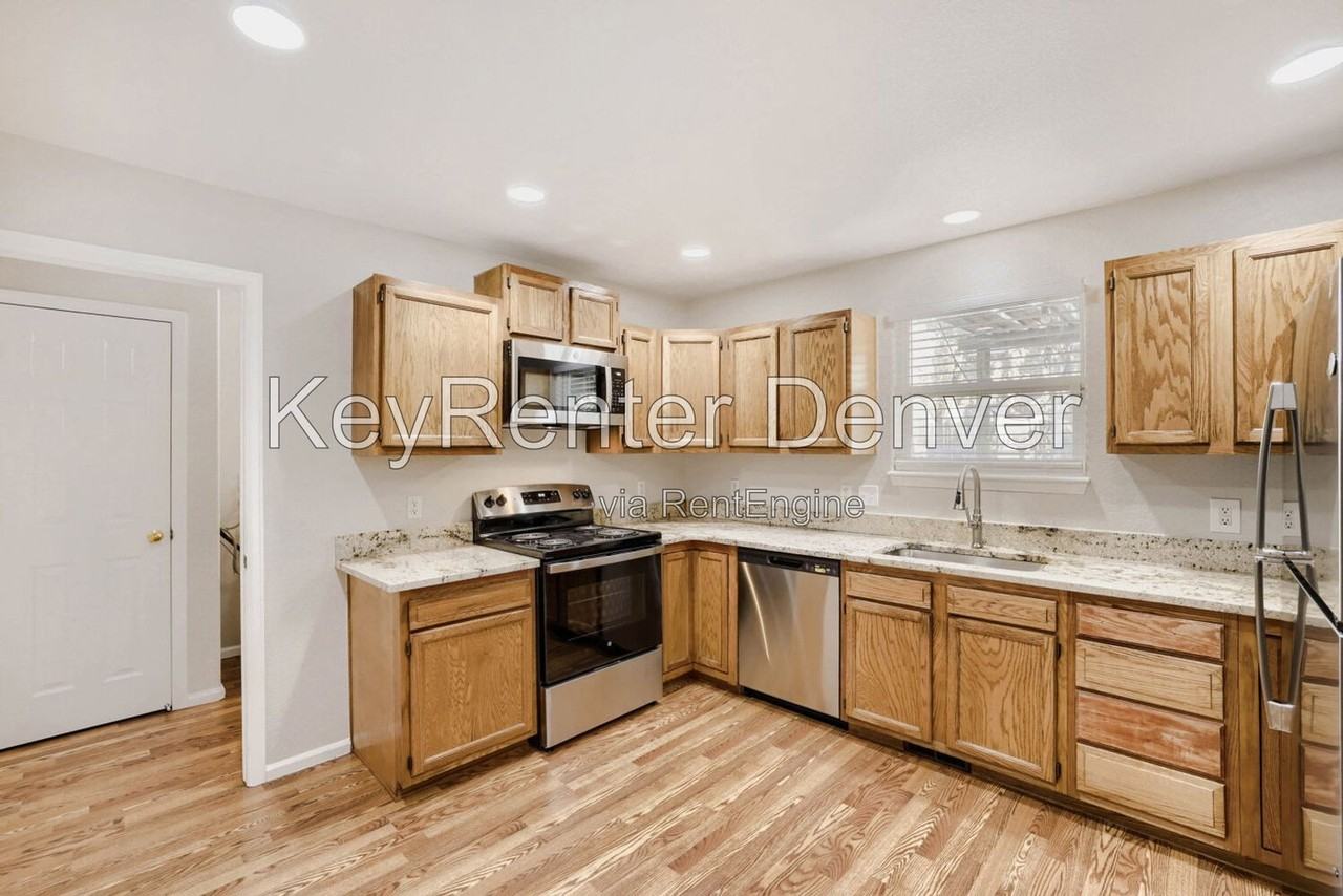 2493 Eaton St - Photo 5 of 23