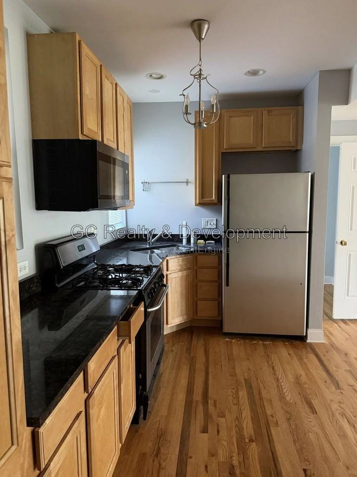 702 Reba Pl #201 - Photo 2 of 11