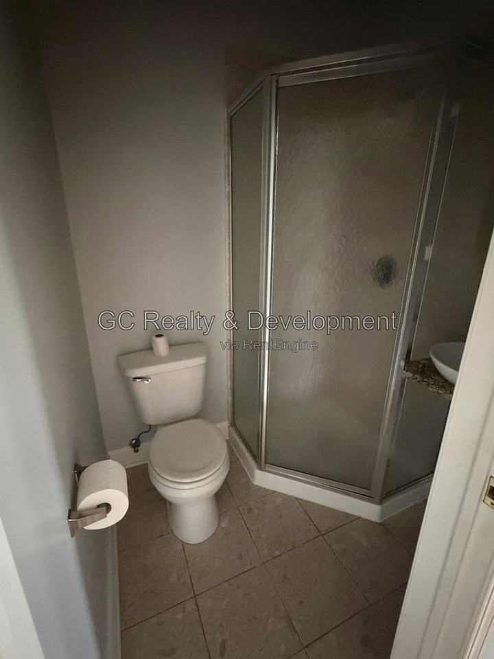 702 Reba Pl #201 - Photo 7 of 11