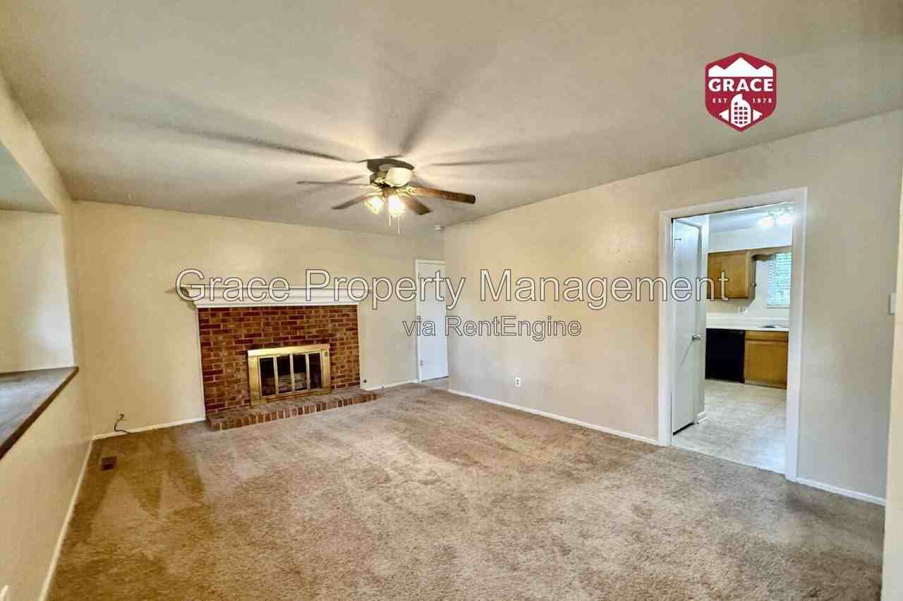 1070 Iris St - Photo 2 of 20