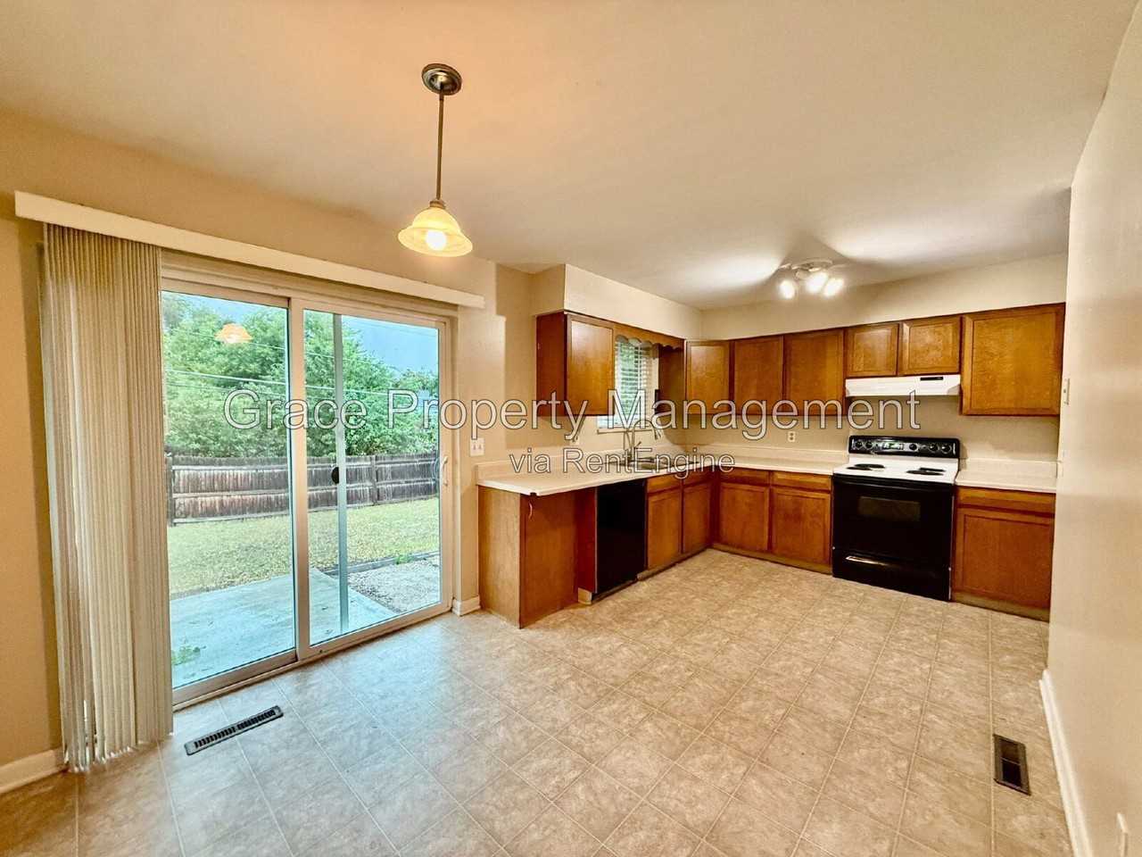 1070 Iris St - Photo 3 of 20
