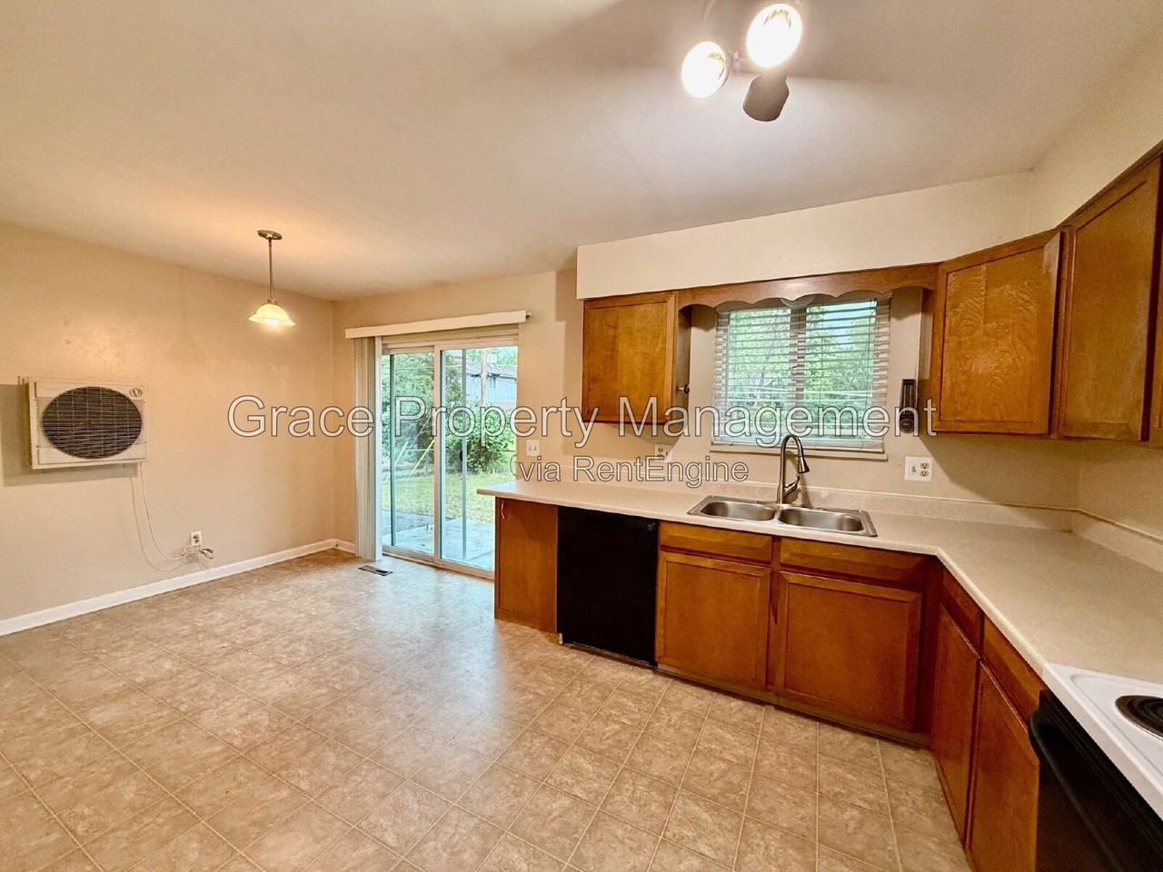 1070 Iris St - Photo 4 of 20
