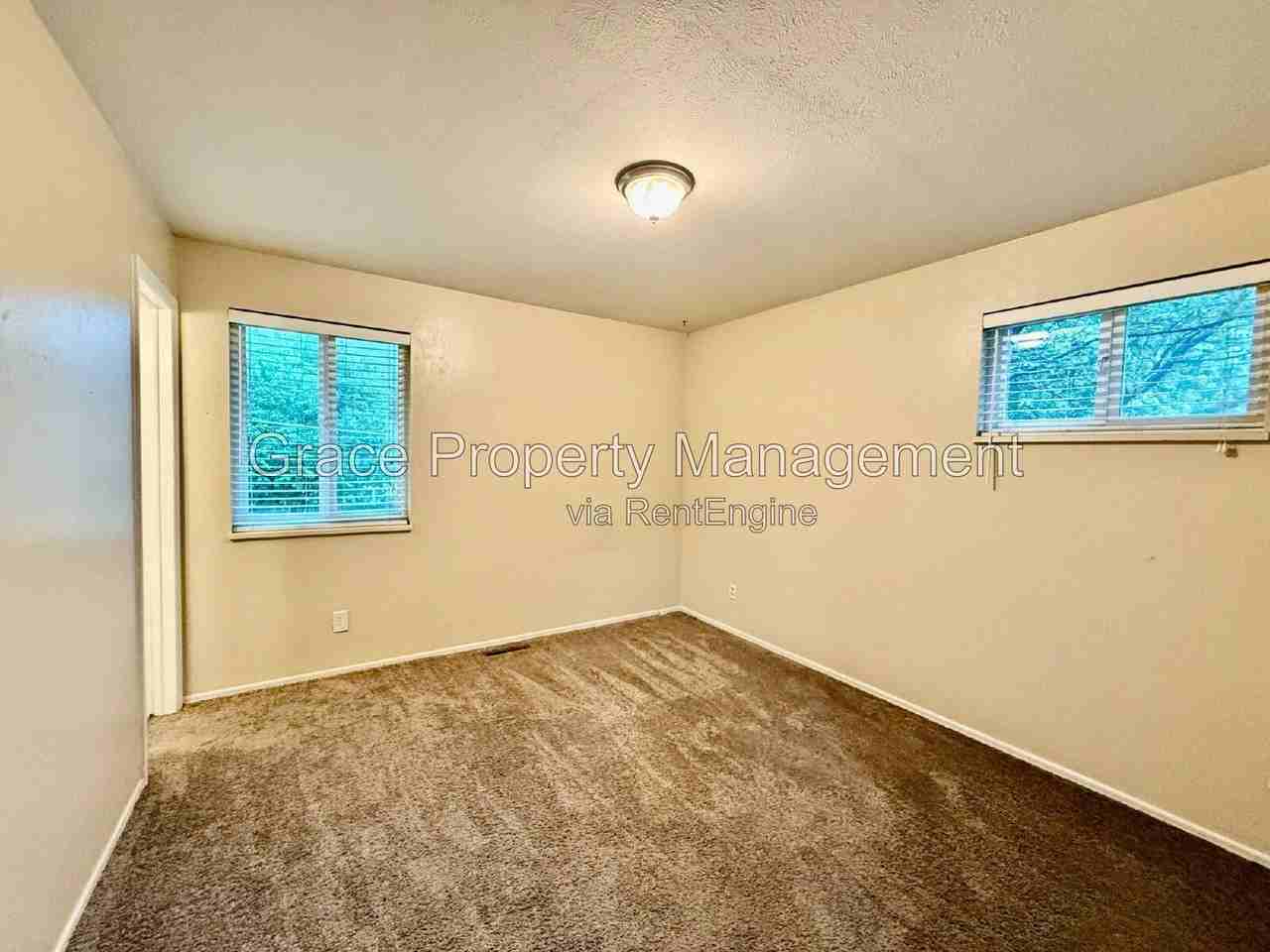 1070 Iris St - Photo 6 of 20