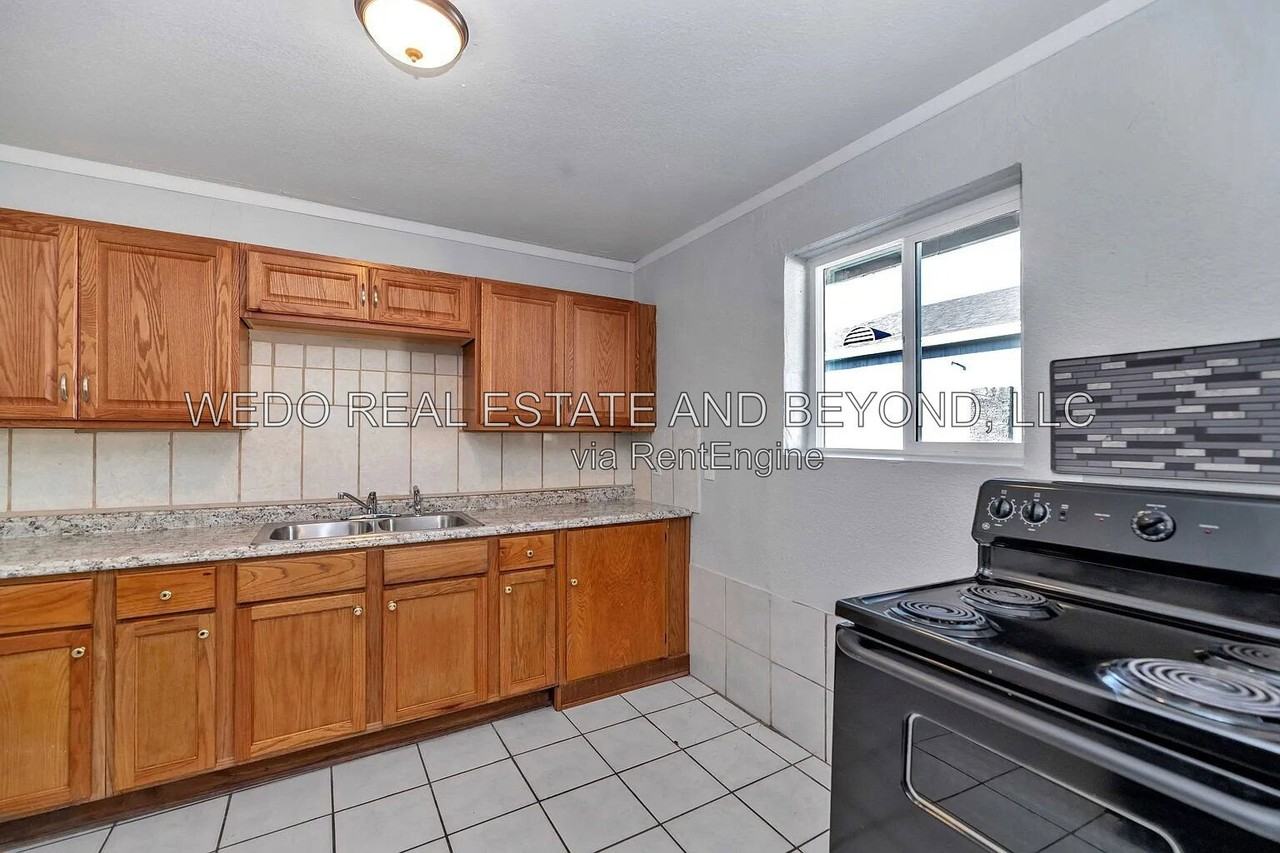 732 W Southgate Ave #2 - Photo 3 of 13
