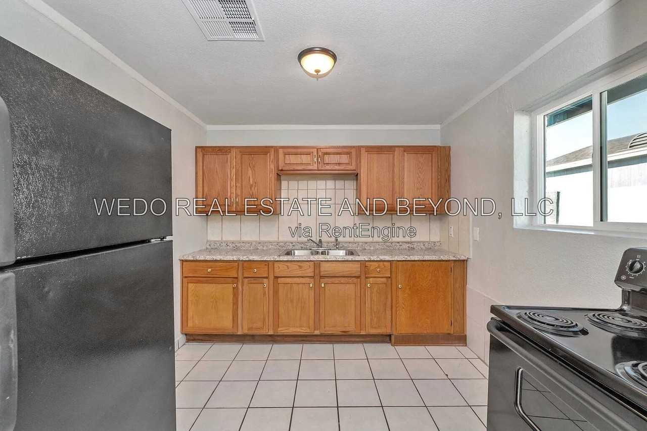 732 W Southgate Ave #2 - Photo 4 of 13