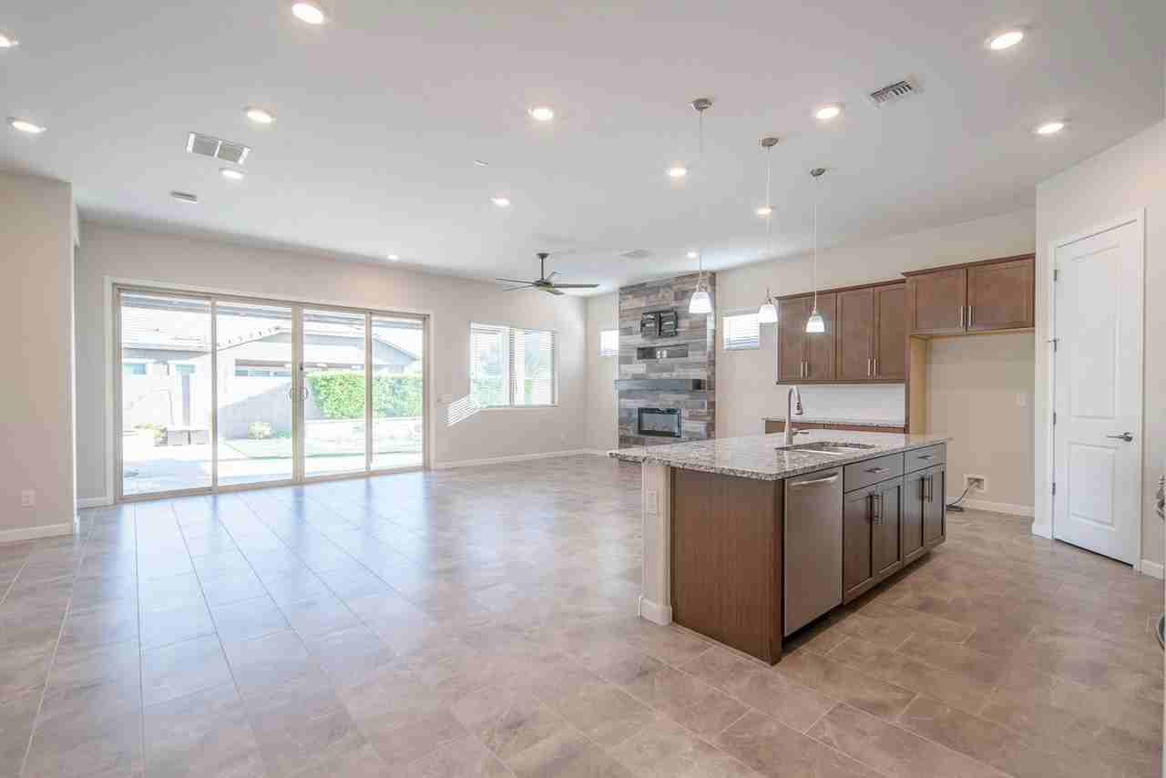 19769 W Blue Horizons Ct - Photo 5 of 23