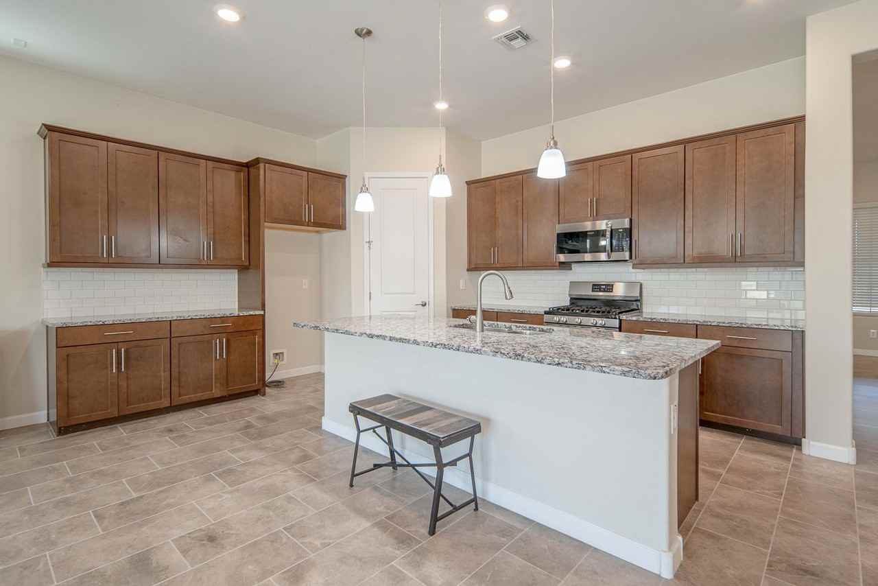 19769 W Blue Horizons Ct - Photo 6 of 23