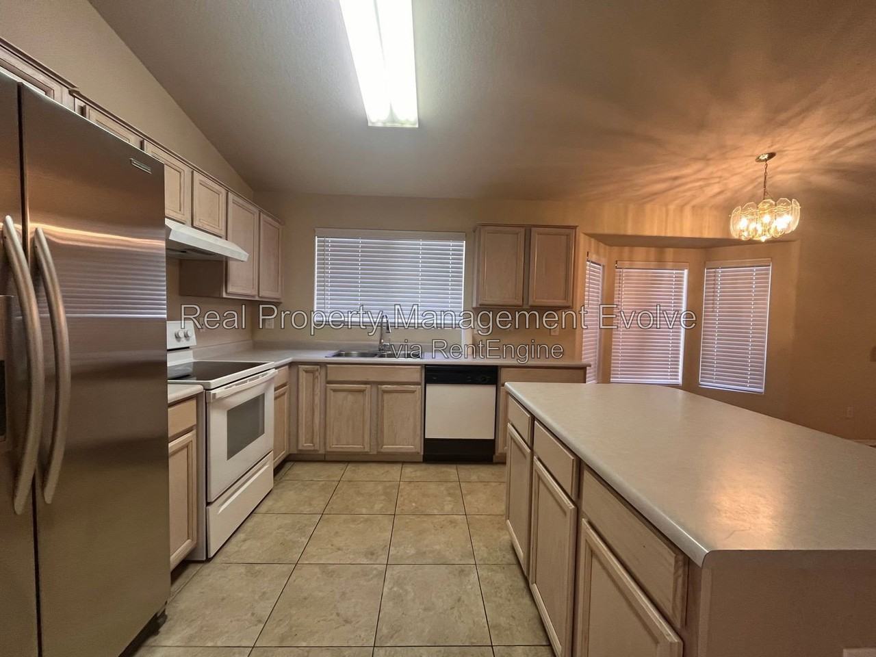 2335 E Aire Libre Ave - Photo 3 of 18
