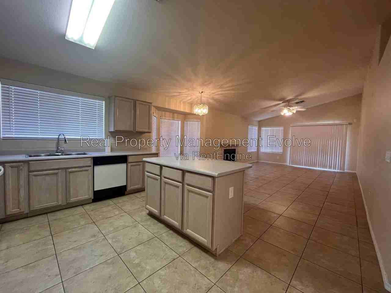 2335 E Aire Libre Ave - Photo 4 of 18
