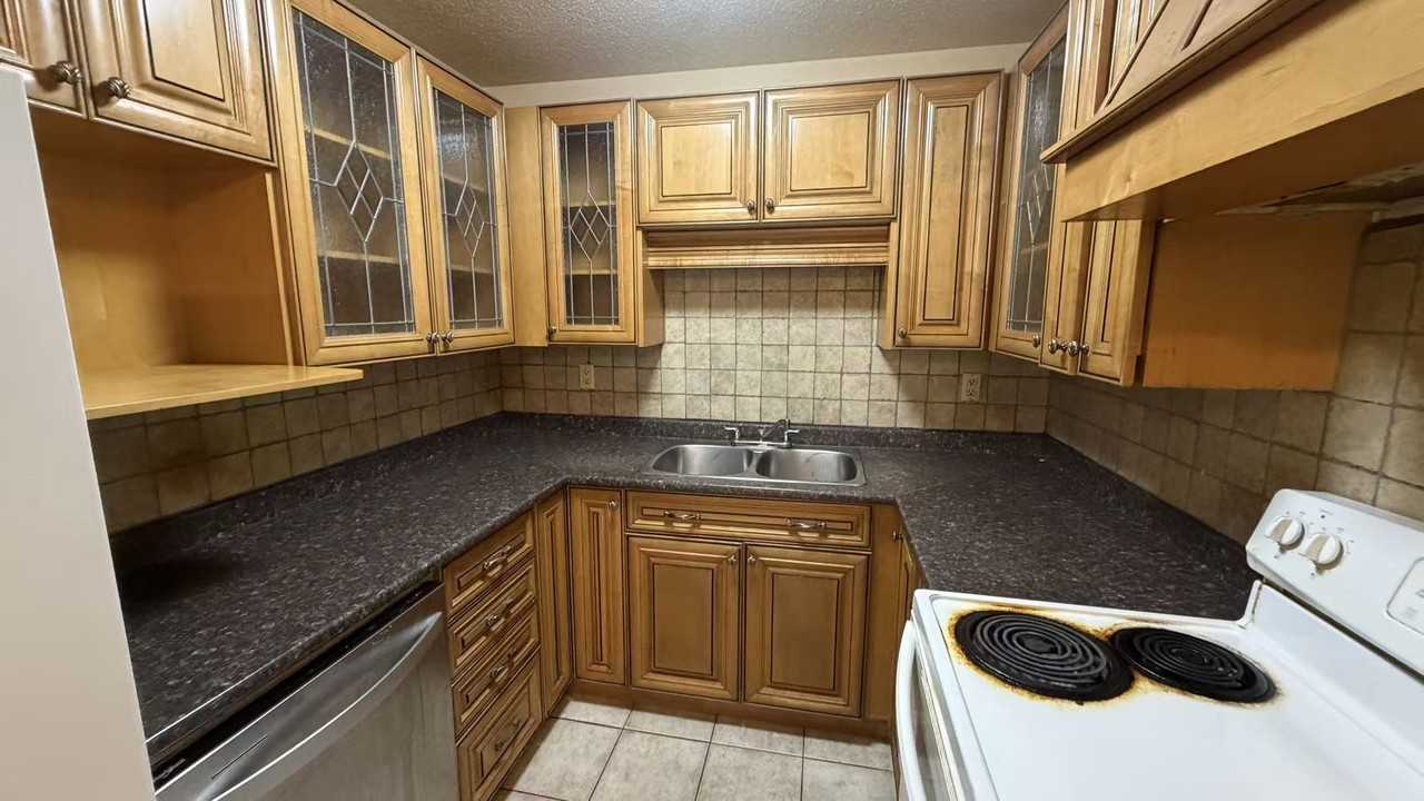 20709 Eastleigh Crescent - Photo 3 of 10