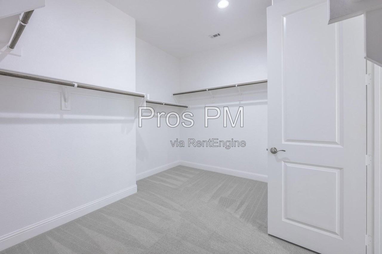 1017 Wimberly Ln - Photo 3 of 25