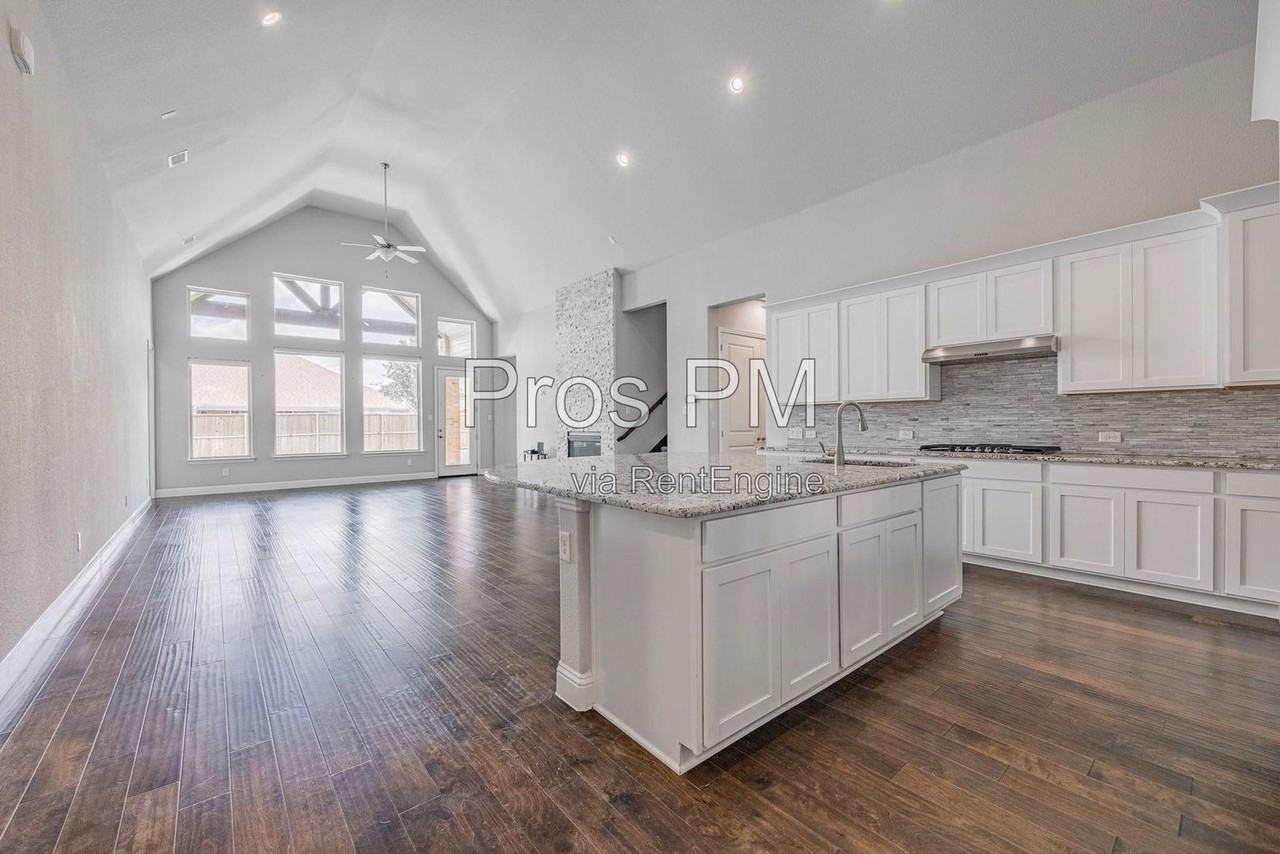 1017 Wimberly Ln - Photo 4 of 25