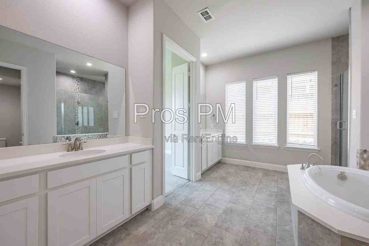 1017 Wimberly Ln - Photo 6 of 25