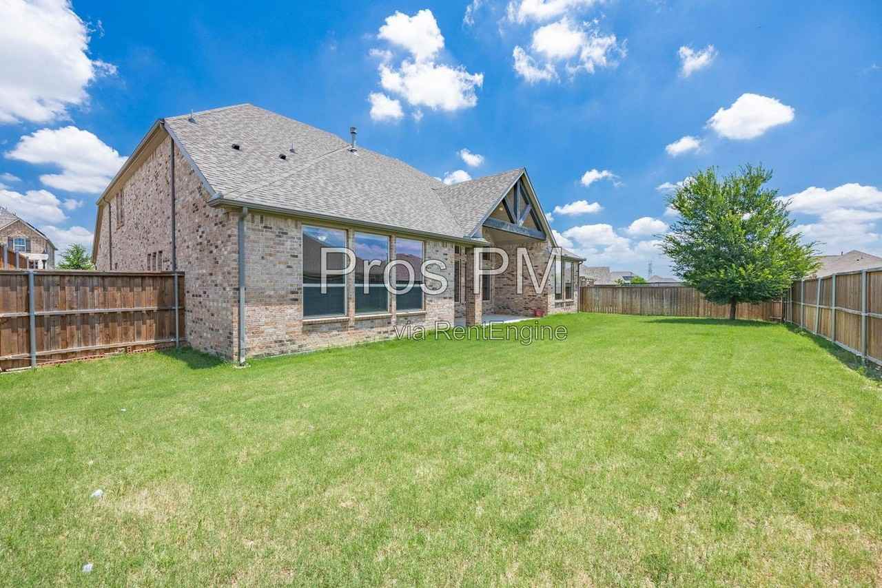 1017 Wimberly Ln - Photo 7 of 25