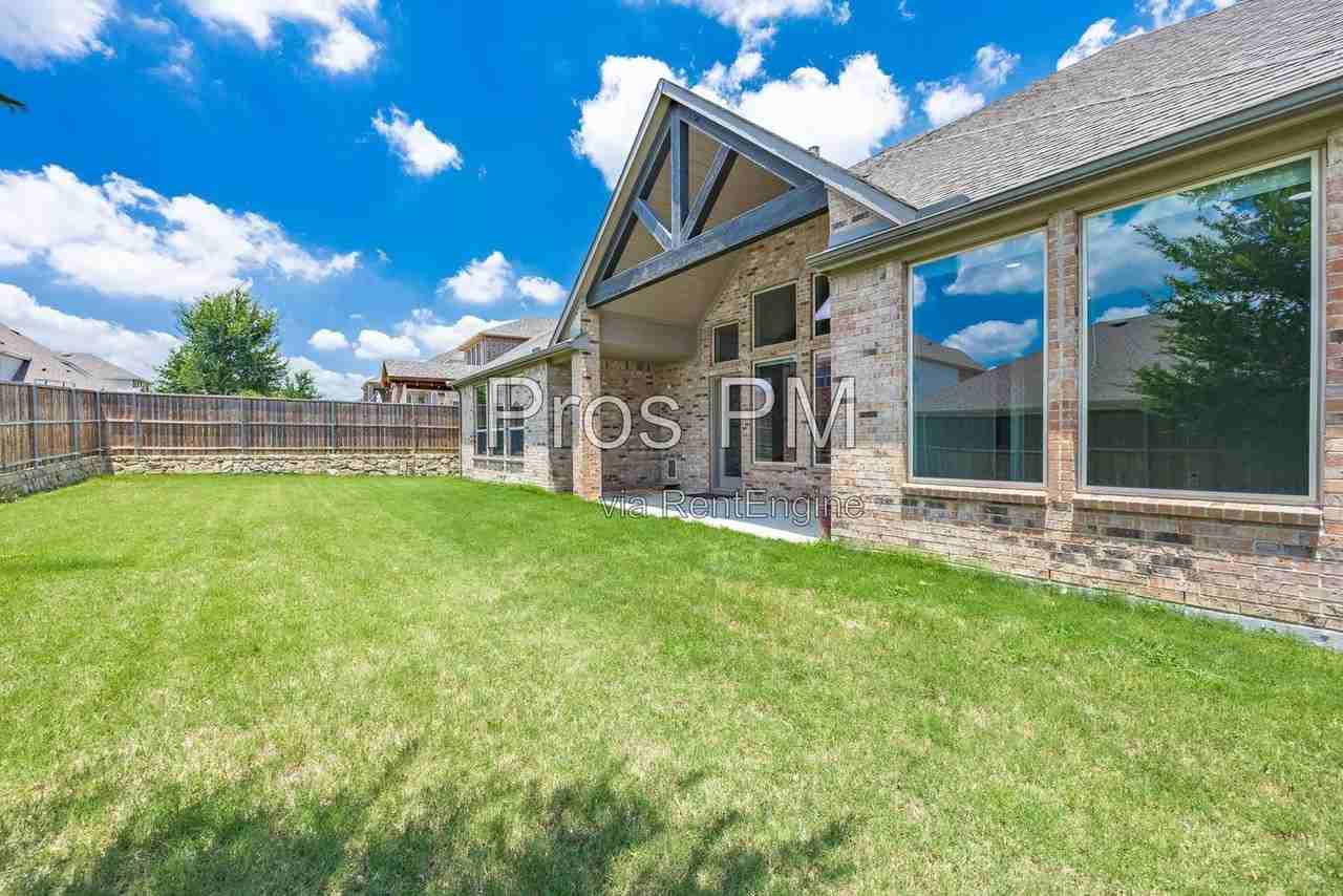1017 Wimberly Ln - Photo 6 of 25