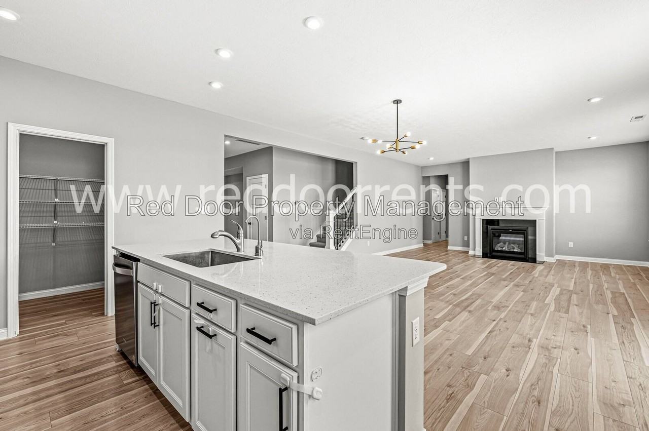 15648 W Rail Dr - Photo 4 of 45